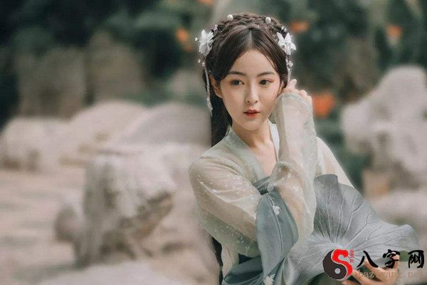 长相妖艳的女性八字命局特点