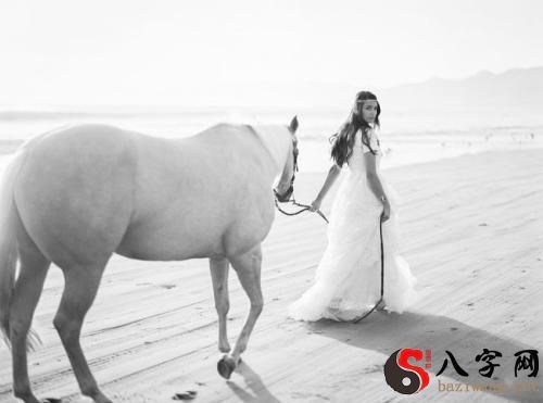 梦到自己被马追到处躲