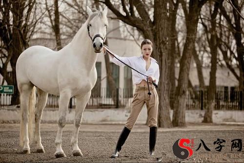 梦到他人马路上骑马