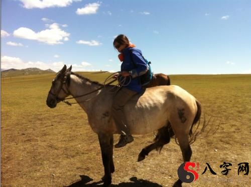 梦到自己骑在马背上