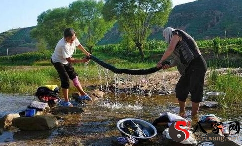 梦到去河滩洗衣服