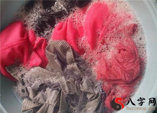 梦到衣服脏了洗不干净