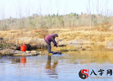梦到在水边洗衣服