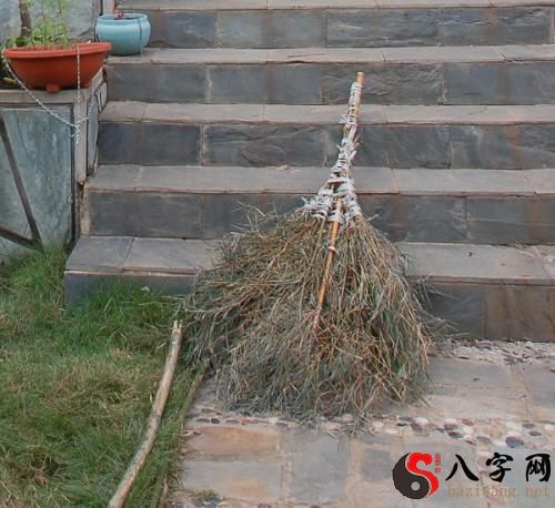 梦到凌晨拿着笤帚扫大街