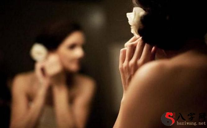 梦到穿新衣服照镜子