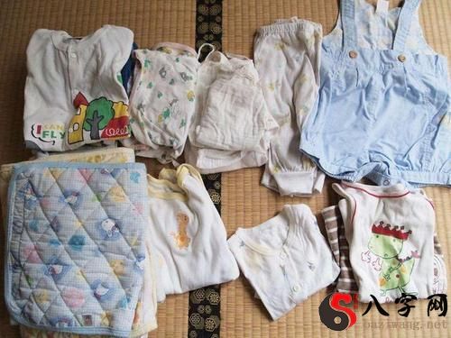 梦到自己选择旧衣服