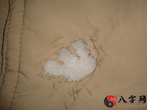 梦到衣服上有小小的洞