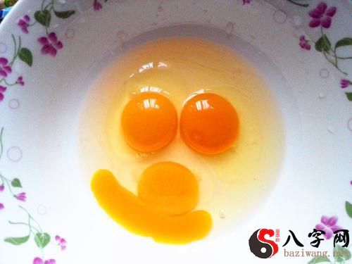 梦到一个鸡蛋好几个黄