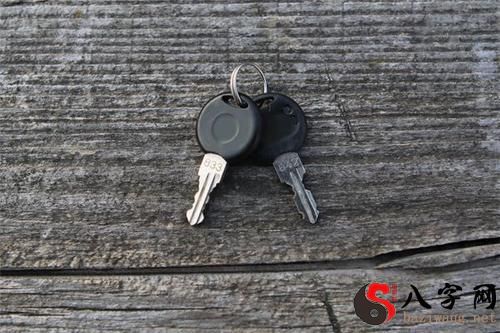 梦到钥匙掉了配钥匙