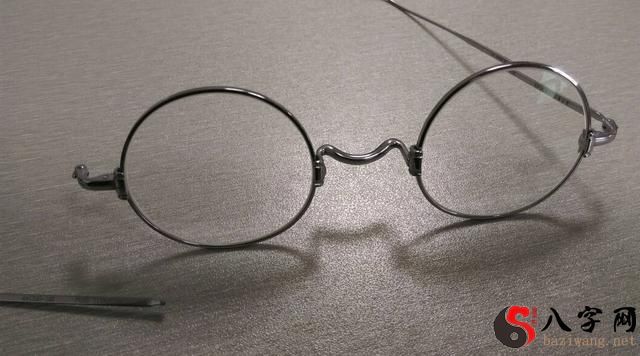 梦到眼镜腿断了一只