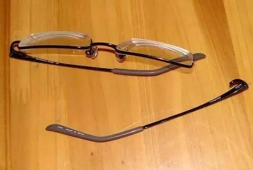 梦到眼镜腿断了