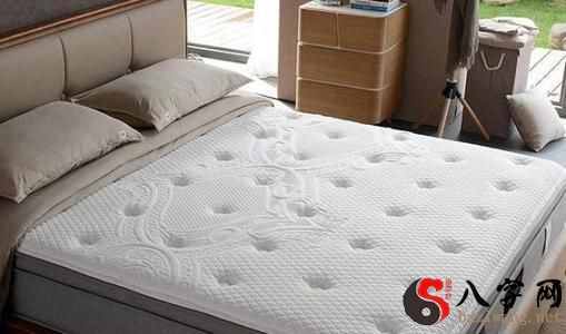 梦到床垫有一个洞