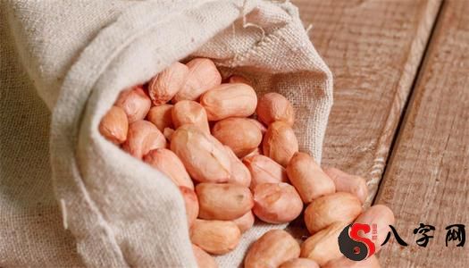 梦到在地里捡花生