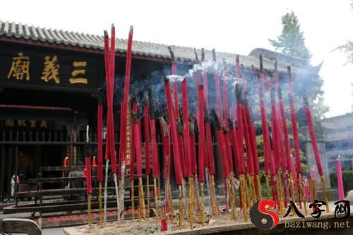 梦到烧香拜关公