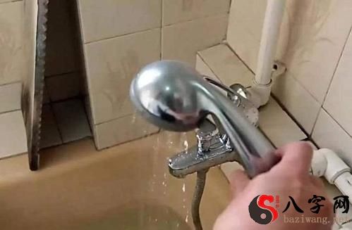 梦到在水中洗澡