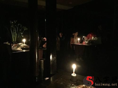 梦到洗澡停电点蜡烛