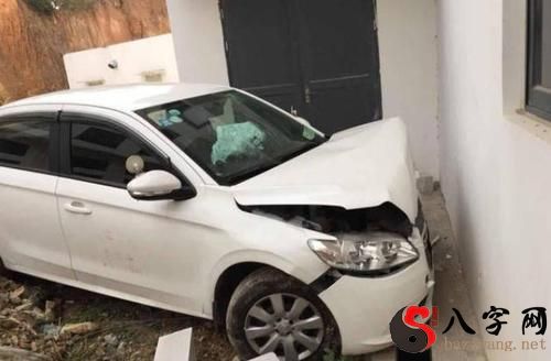 梦到开车刮到他人房屋