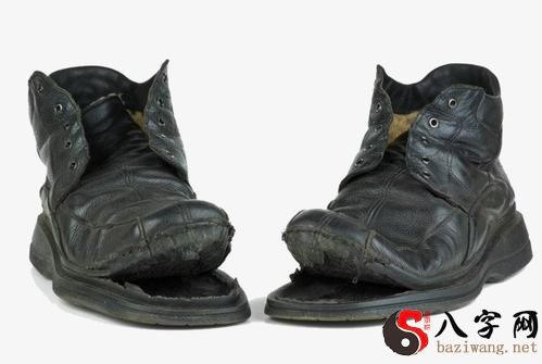 梦到鞋子破了一个洞