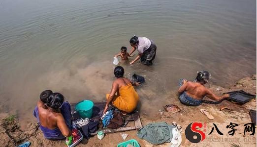 梦到去小河边洗澡