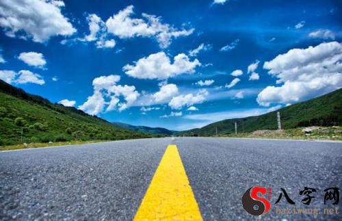 梦到在山上行走道路很宽