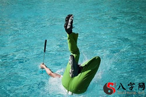 梦到有人掉进水中