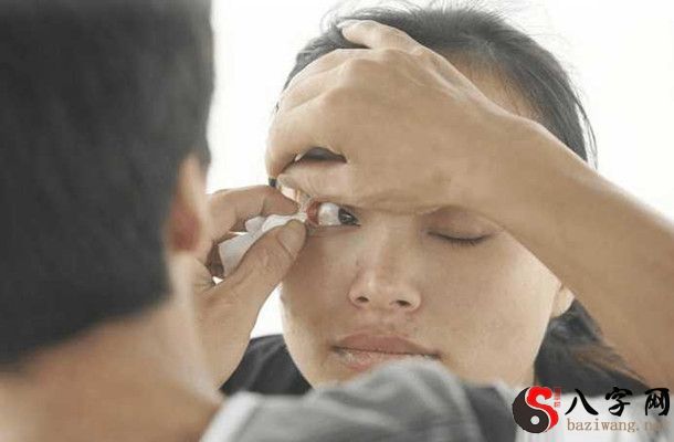 梦到眼睛进沙子