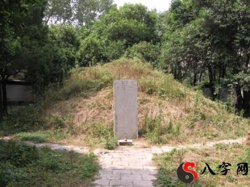 梦到山中有墓或冢