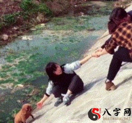 梦到掉河里又爬上来