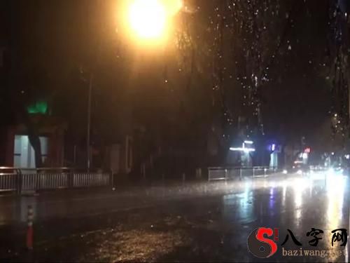 梦到下了一整晚的暴雨