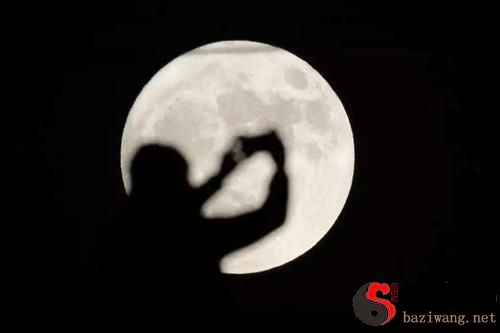 梦到月亮很大离我很近