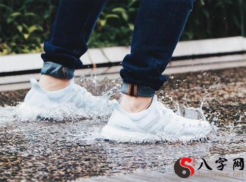 梦到下雨冲走鞋子