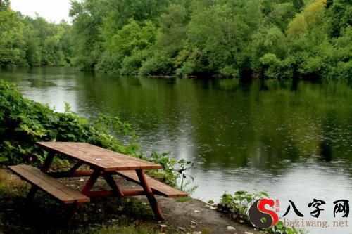 梦到下雨走进破屋子