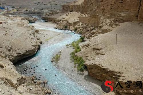 梦到干涸的河里有水