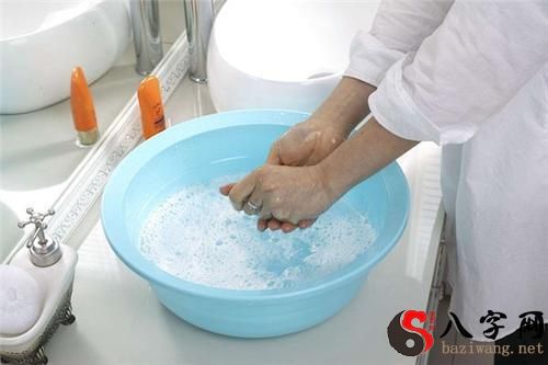 梦到冬天在水中洗衣服