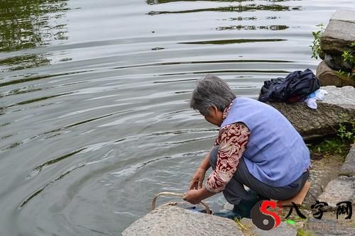 梦到在河边手洗衣服