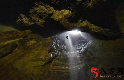 梦到掉进了洞穴