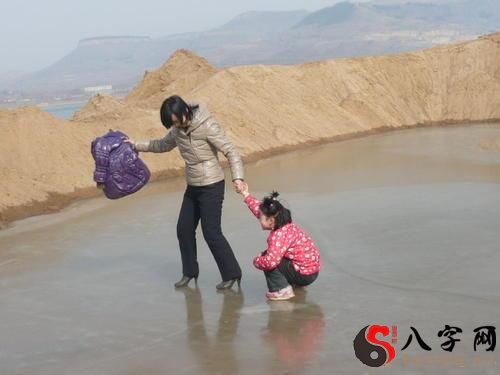 梦到掉进冰水中