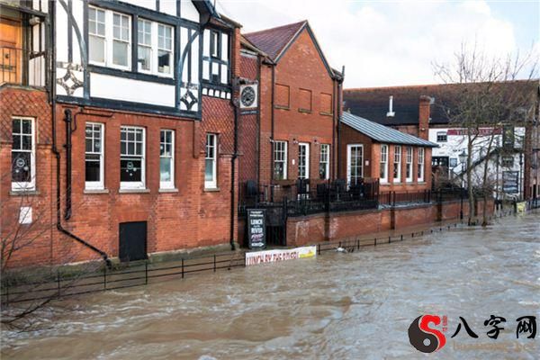 梦到自己家门口发大水