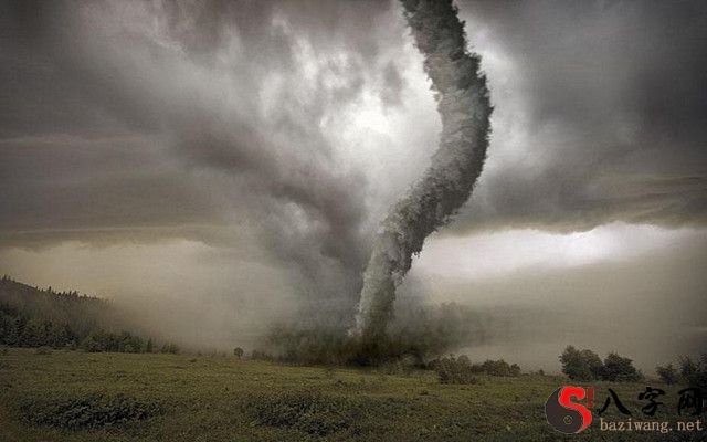 梦到黑色龙卷风躲过了