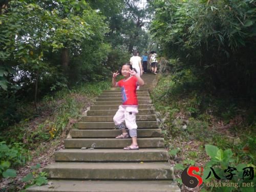 梦到爬山楼梯望天空