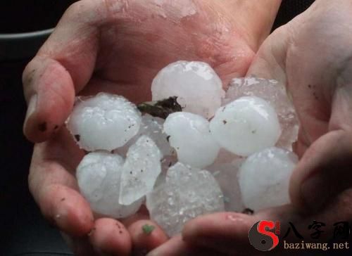 梦到被冰雹砸中