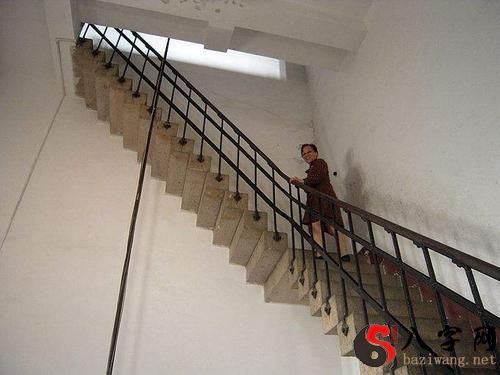 梦到下很陡的楼梯