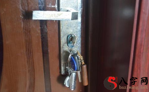 梦到门上好多锁孔