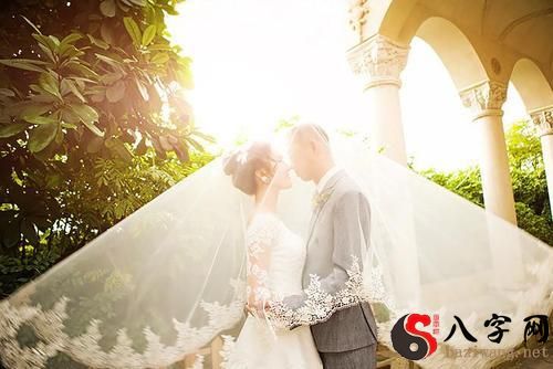 梦到选择婚纱即将结婚