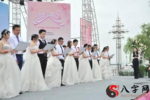 梦到好多人一起结婚