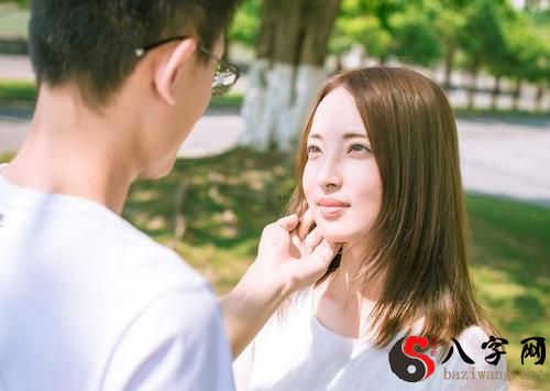 梦到和一个男生恋爱