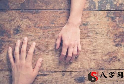 梦到单恋的人牵手