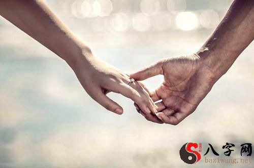 梦到和喜爱的人牵手