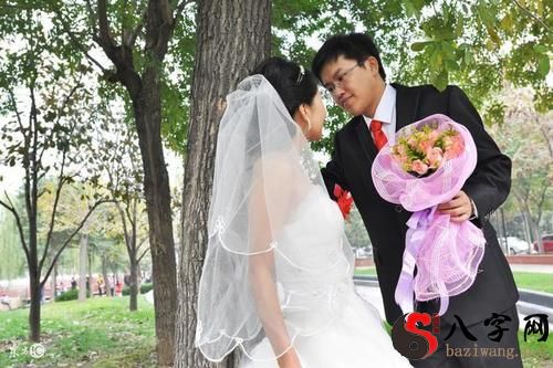 梦到和一个女性朋友结婚了