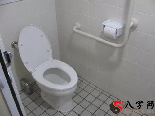 梦到上厕所踩到屎